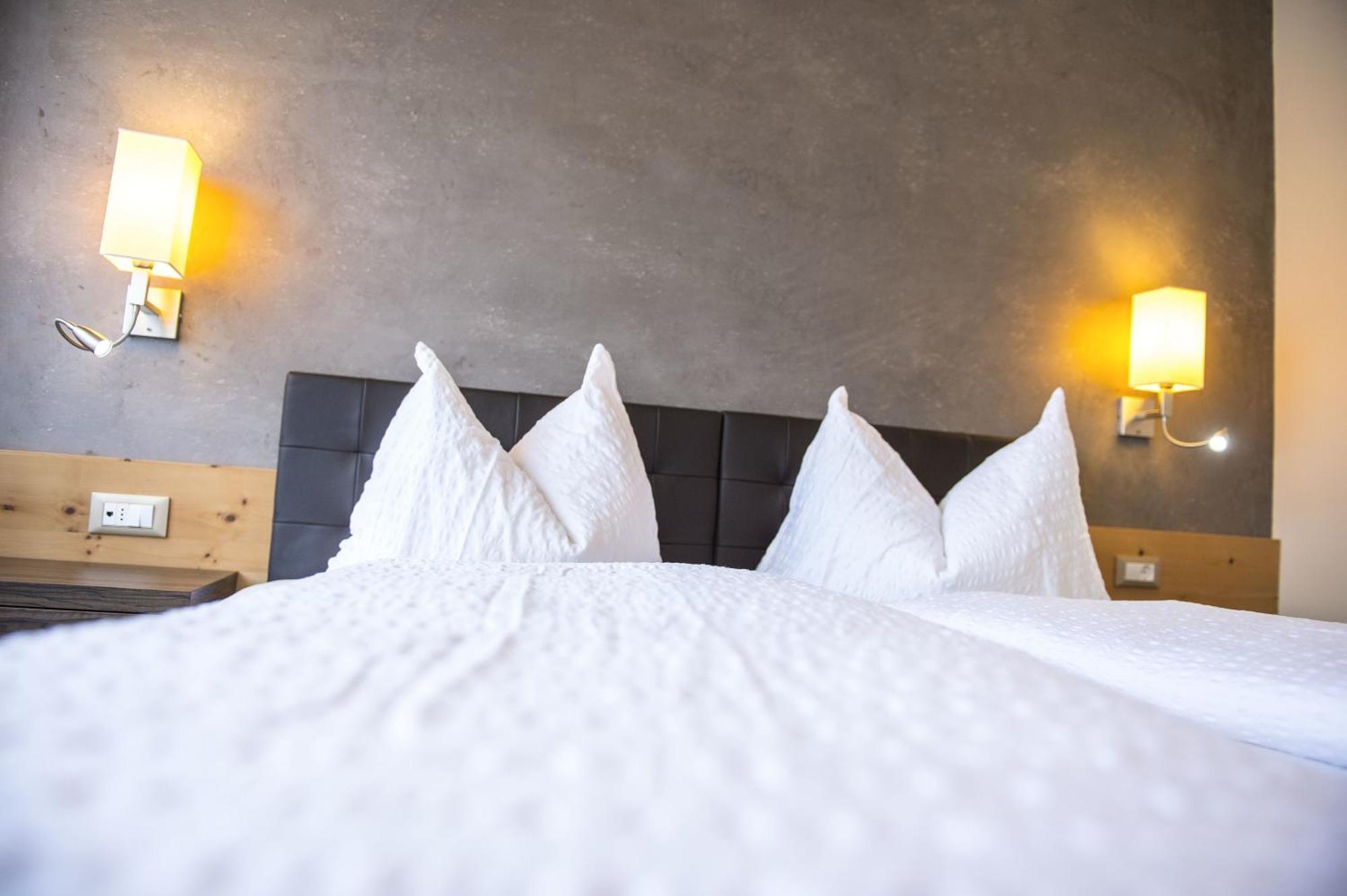 Hotel Zum Tiroler Adler Pokoj fotografie